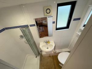 Ένα μπάνιο στο Muntjac Lodge, a cabin in heart of Chorleywood