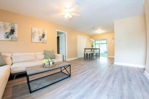 A seating area at Delray Family House With Hot Tub