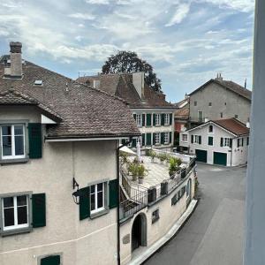 - une vue depuis la fenêtre d'une ville avec des bâtiments dans l'établissement Walking steps from Lake Geneva, à Lutry