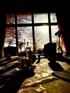 um quarto escuro com uma janela com o sol a brilhar em The Old Vicarage NI B&B em Ballywalter