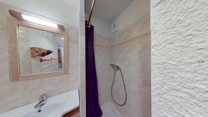 uma casa de banho com um chuveiro, um lavatório e um espelho. em CASA-Amelie terrace with view and parking em Vars