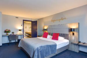Postel nebo postele na pokoji v ubytování Van der Valk Hotel Liège Congres