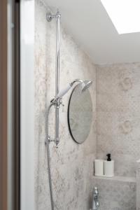 La salle de bains est pourvue d'une douche et d'un miroir. dans l'établissement Manero, à Trogir