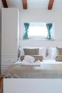 um quarto com uma cama com toalhas em Manero em Trogir