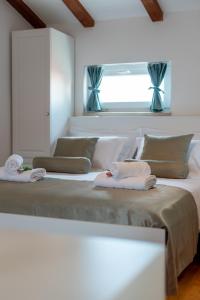sypialnia z 2 łóżkami i ręcznikami w obiekcie Manero w Trogirze