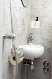 La salle de bains est pourvue d'un lavabo blanc et d'un miroir. dans l'établissement Manero, à Trogir