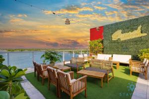 Un patio con mesas y sillas en un balcón. en Rooftop infinity Pool - Hollywood Beach Broad - walk, en Hollywood