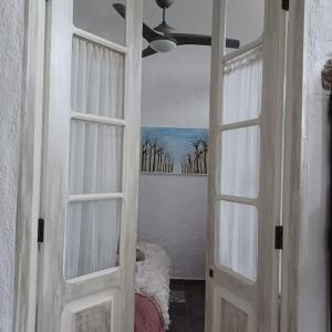 Una puerta que conduce a una habitación con dormitorio en Apartamento Cabo Rubio, en La Guancha