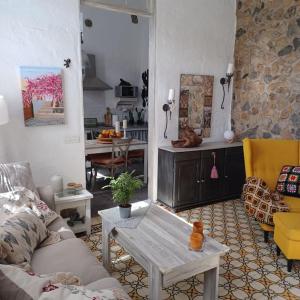 a living room with a couch and a table at Apartamento Cabo Rubio in La Guancha