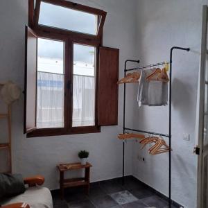 une chambre avec une fenêtre et une chambre avec un canapé dans l'établissement Apartamento Cabo Rubio, à La Guancha
