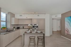 eine Küche mit einer Theke und 2 Hockern in der Unterkunft Luxury with stunning view, Balcony, Amazing Pools in Hollywood