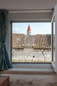 uma vista de um edifício a partir de uma janela em Manero em Trogir