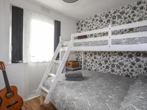 מיטה או מיטות קומותיים בחדר ב-Treetops