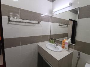 bagno con lavandino e specchio di Lim Garden Homes a Balik Pulau