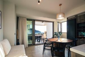 Et opholdsområde på RIRIKA Beach Living, New Feel-at-Home Luxury Apartments