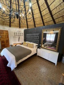 - une chambre avec un grand lit et un miroir dans l'établissement Armonia, à Ermelo