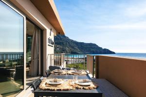 Una mesa en un balcón con vista al mar. en RIRIKA Beach Living, New Feel-at-Home Luxury Apartments, en Plakias