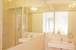A bathroom at Milano Suites Még 15 kép