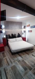 um quarto com uma grande cama branca e piso em madeira em AnNí Apartment Salerno em Salerno
