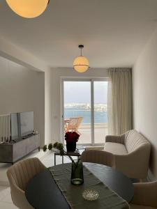 - un salon avec vue sur l'océan dans l'établissement Blu Mar Sea View Apartments, à San Pawl il-Baħar