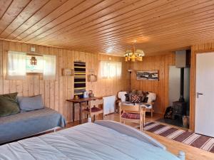 - une chambre avec un lit, un bureau et une chaise dans l'établissement Sam Arctic, à Övertorneå