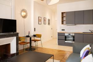 Il dispose d'une cuisine et d'un salon avec un canapé et une cheminée. dans l'établissement DIFY Concorde - Centre Ville, à Lyon