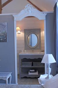 A bed or beds in a room at Le Presbytère de Sévigny