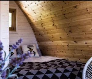 Cama en habitación con techo de madera en Beautiful 1-Bed Chalet in Tenby, en Tenby
