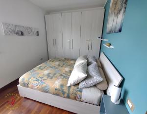 Premier Apartment Milano tesisinde bir odada yatak veya yataklar