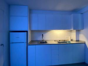 uma cozinha azul com um lavatório e armários azuis em Encantador y la mejor ubicación em Alcalá del Júcar