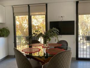 uma sala de jantar com uma mesa com cadeiras e uma televisão em Encantador y la mejor ubicación em Alcalá del Júcar