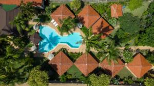 uma vista superior de uma casa com piscina em Pousada Berro do Jeguy em Pipa