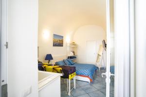 Cette petite chambre comprend un lit et une table. dans l'établissement Maridea, à Procida