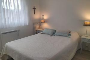1 dormitorio con 1 cama con 2 almohadas en Touquet nest near the beach, en Le Touquet-Paris-Plage