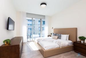 a bedroom with a large bed and a large window at Perfect Relax - Hollywood Beach - Amazing Pool in Hollywood