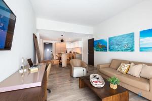 a living room with a couch and a table at Perfect Relax - Hollywood Beach - Amazing Pool in Hollywood