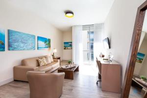 a living room with a couch and a table at Perfect Relax - Hollywood Beach - Amazing Pool in Hollywood