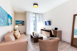 a living room with a couch and a table at Perfect Relax - Hollywood Beach - Amazing Pool in Hollywood