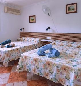 Una habitación con dos camas con osos de peluche. en El Azahar en Sevilla