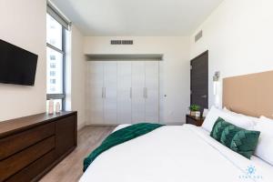 Кровать или кровати в номере Rooftop Pool- Gym - Hollywood Beach Broad - walk