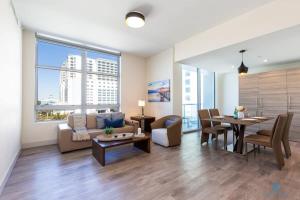 Гостиная зона в Rooftop Pool- Gym - Hollywood Beach Broad - walk