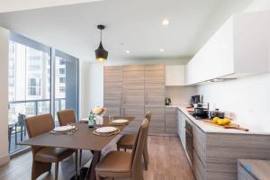 Кухня или мини-кухня в Rooftop Pool- Gym - Hollywood Beach Broad - walk
