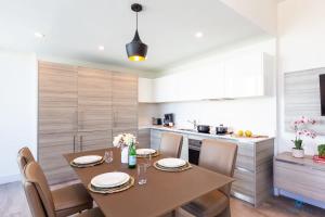 Кухня или мини-кухня в Rooftop Pool- Gym - Hollywood Beach Broad - walk
 +58 фотографий