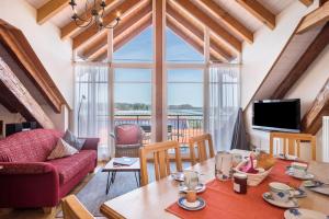 ein Wohnzimmer mit Tisch und großem Fenster in der Unterkunft Obst- Ferienhof Ragg in Immenstaad am Bodensee