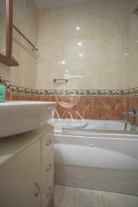 a bathroom with a white tub and a sink at Casa Gabriela Ivan Luxury Homes 2ªPlta Norte in Castellón de la Plana