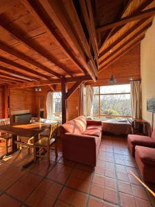 a living room with a couch and a table at Cabañas Nevis, excelente ubicación in El Calafate