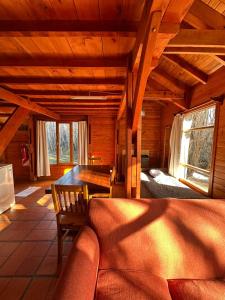 uma sala de estar com um sofá e uma mesa em Cabañas Nevis, excelente ubicación em El Calafate