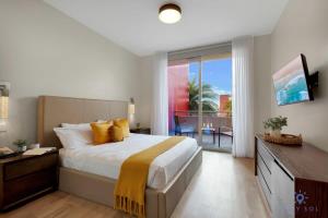 a bedroom with a large bed and a balcony at Condo Resort - Best Stay - Balcony - Rooftop pool - Gym in Hollywood