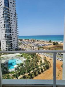 Изглед към басейн в Beach front luxury apartment - managed building или наблизо