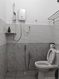 een badkamer met een douche en een toilet in een kamer bij Favourite Homestay Melaka in Melaka